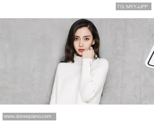 足球明星跨界拍内裤广告展现时尚魅力与运动精神的完美结合